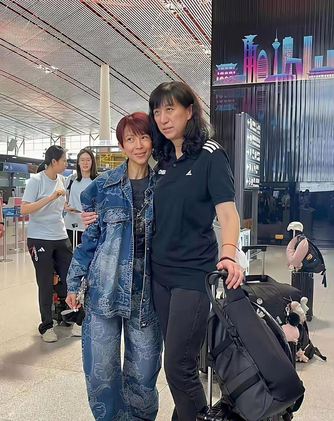 其实这才是明星的真实样子，平时她们靠化妆，美颜，修图，你们平时见到的都是在镜头过