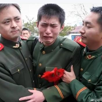 一别二十年，拳脚是思念，拥抱是初心！这才是刻进骨子里的战友情泪目了！吉林长