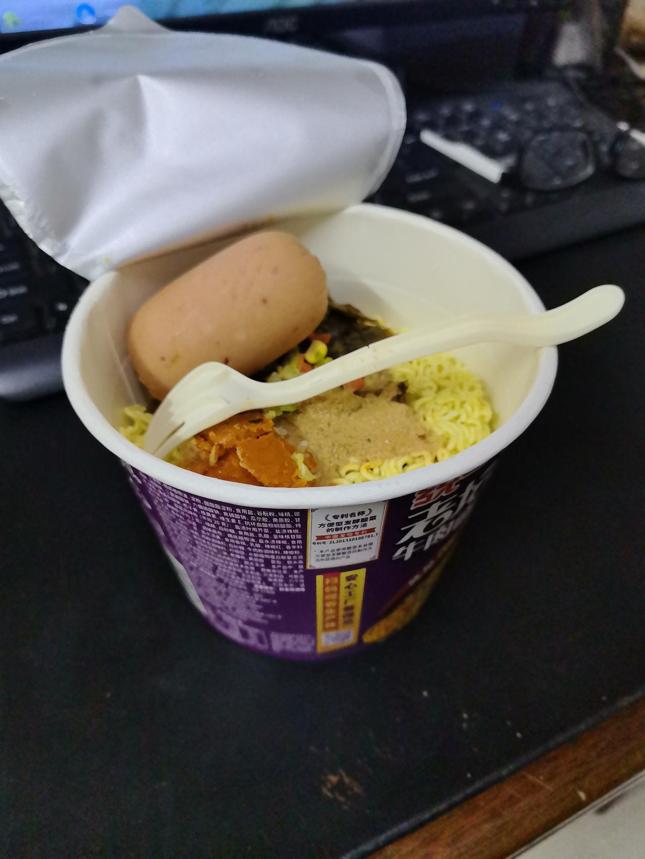 经理又在工作群里骂保安师傅，搞得他都不想干了，跟我在办公室里吐槽因为今天太