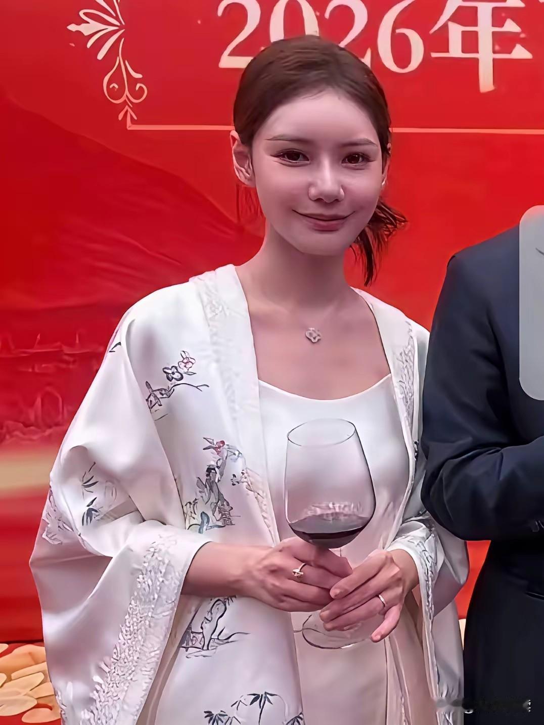马筱梅陪汪公子参加完两岸联谊会后有网友依旧把她夸上天我不奇怪也有网友