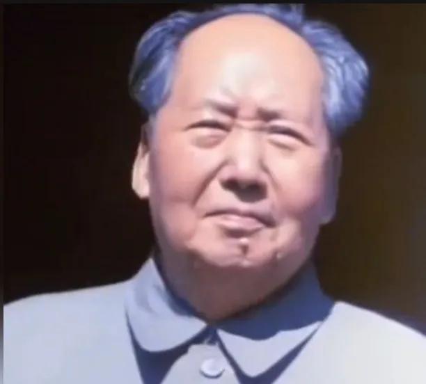 毛主席的笑容真暖心，自信中带着慈祥，看着是那么亲切！毛主席的警卫曾说：走进毛主席