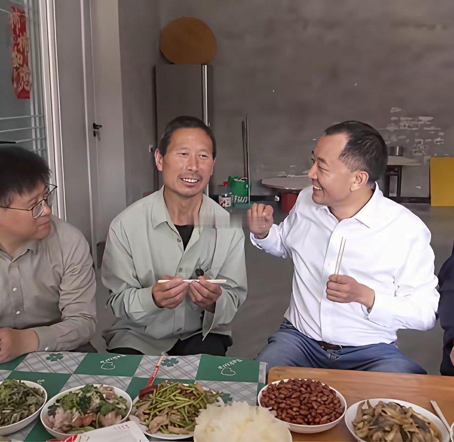 陈行甲拜访网红农民刘诗利时在他家就餐时的一幕几样农家菜配着大米饭，屋内空空荡荡没