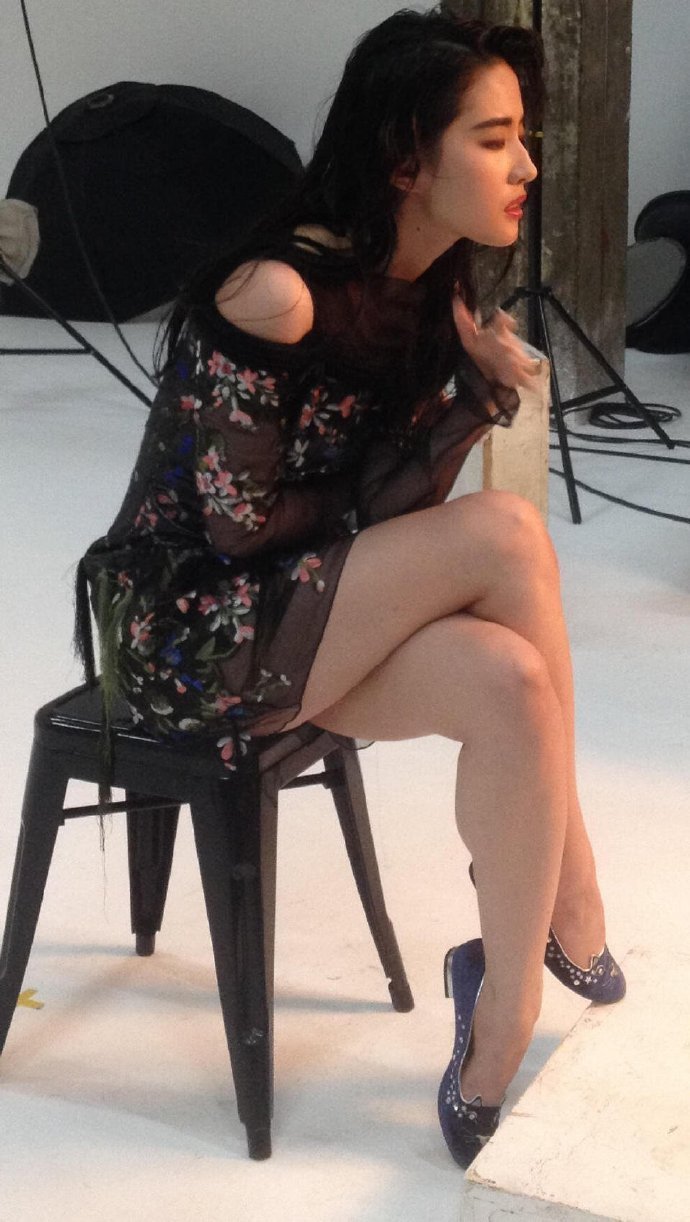 刘亦菲生图旧照，不得不说韵味十足......