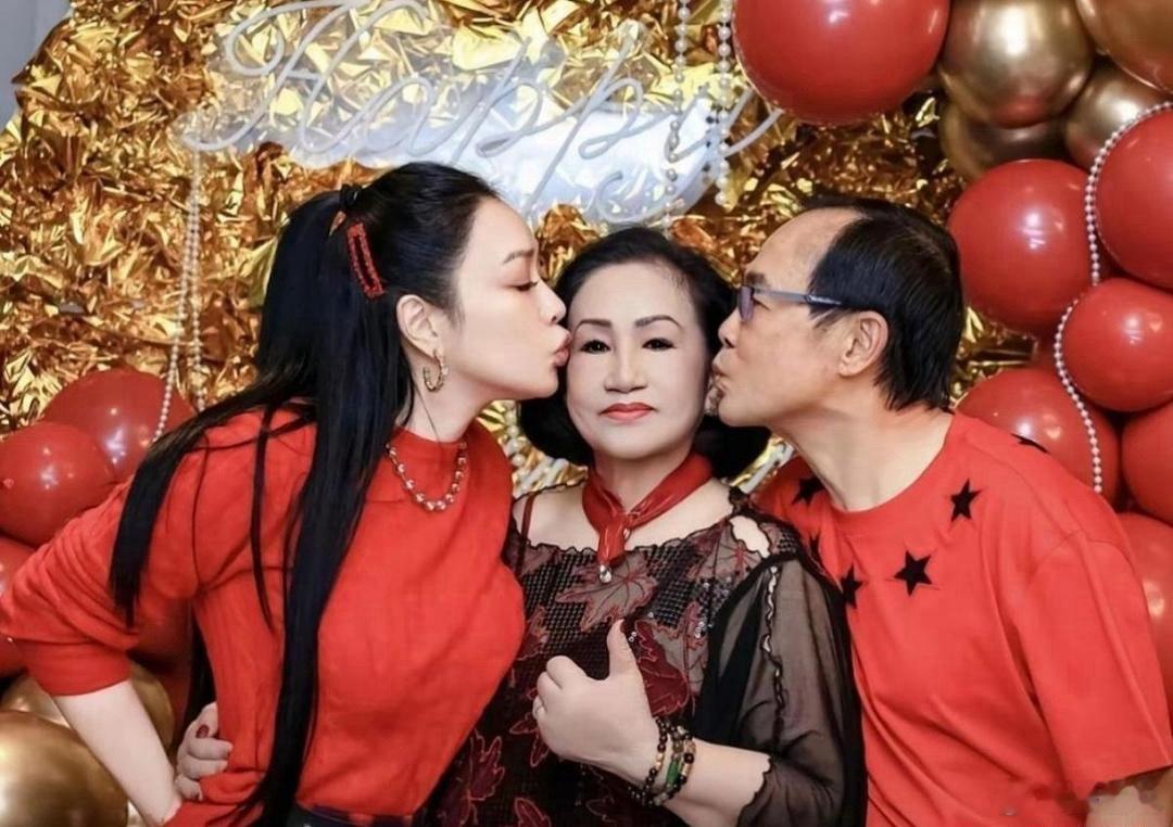 天呐！钟丽缇妈妈颜值比她还高，实在太惊艳了！