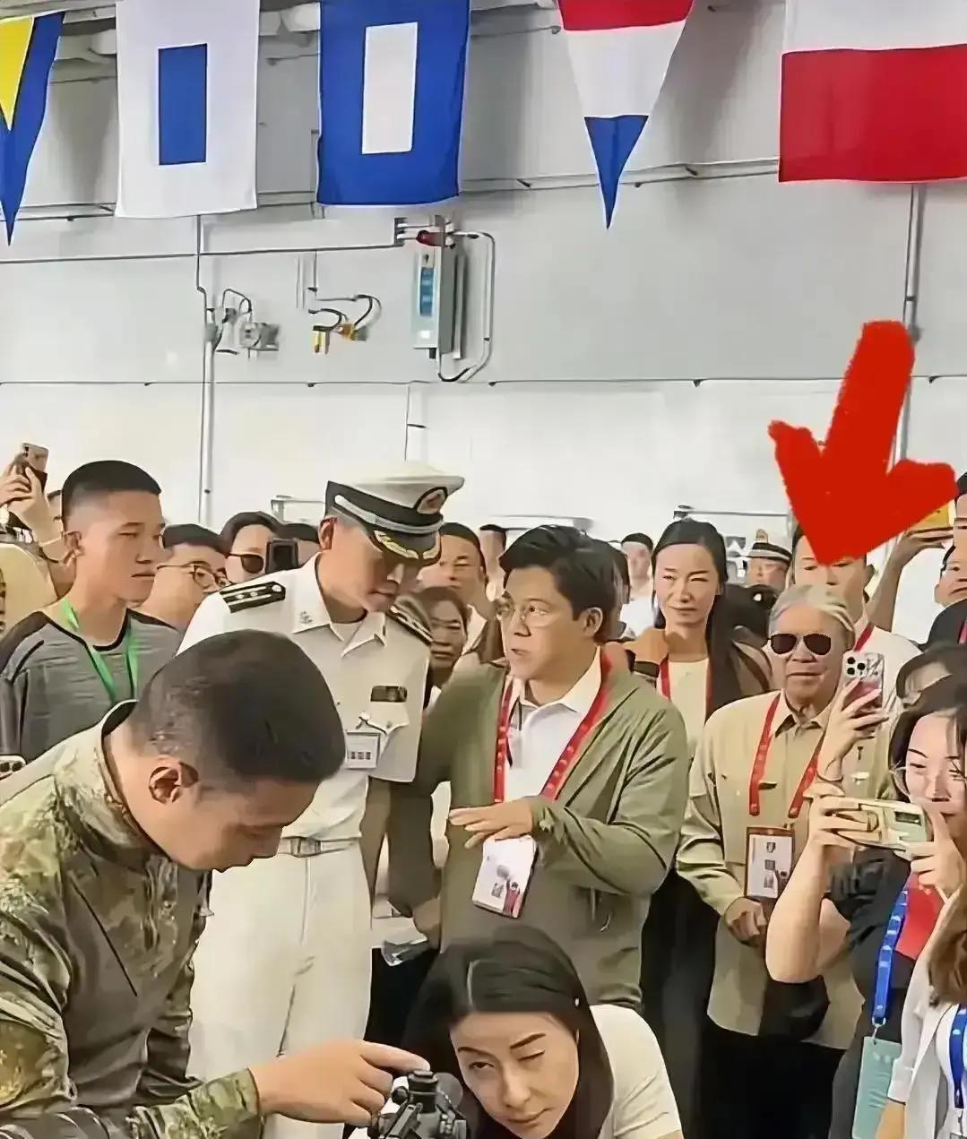 豪门拎包照流出，全网破防霍震霆弯腰给郭晶晶拿包那一下，比千亿家产更扎眼。老