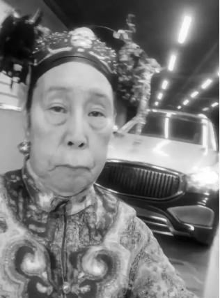 1900年，慈禧狼狈逃窜至山西首富家，临行时，慈禧让乔家借她10万两，乔致庸扑通