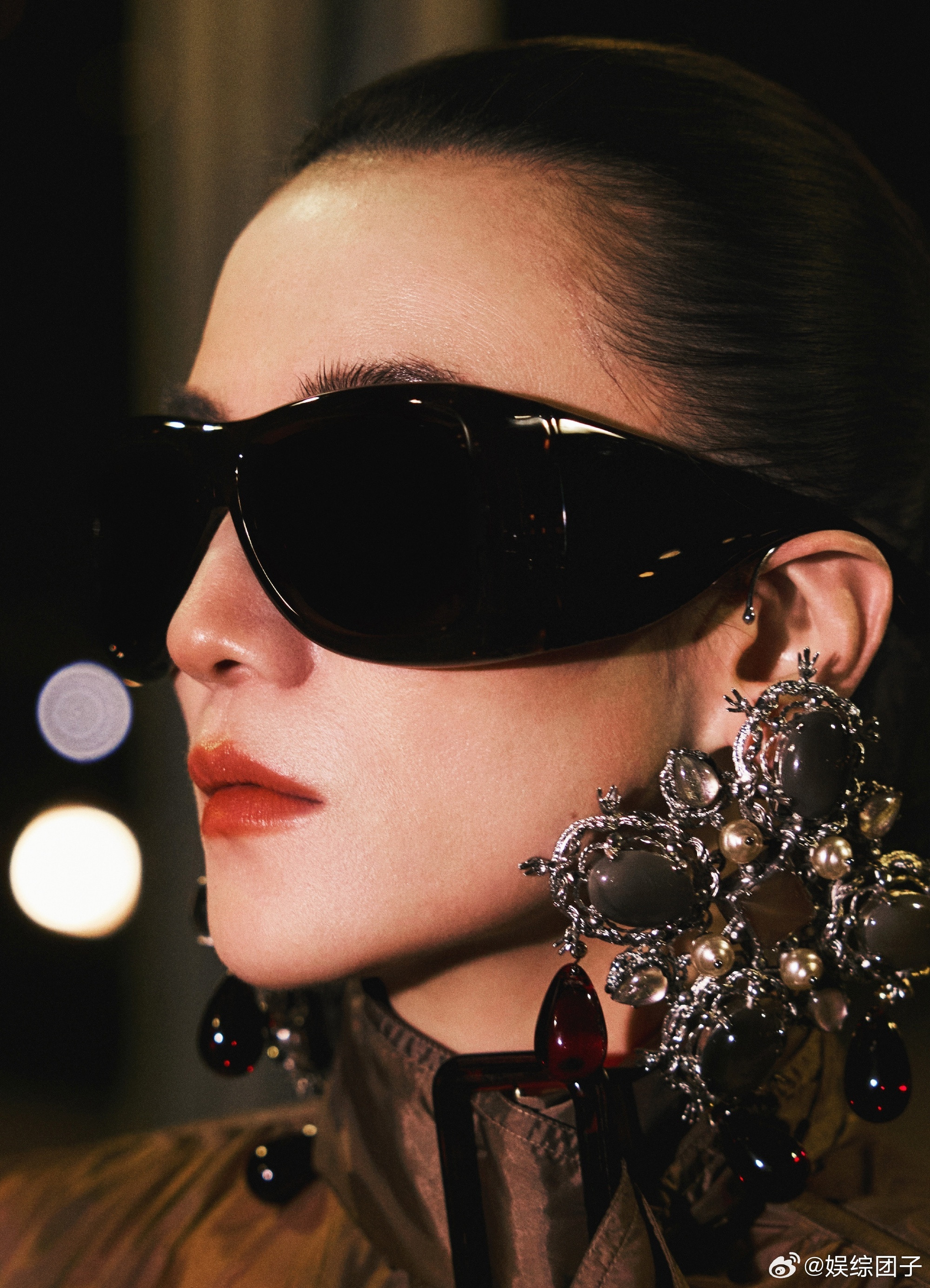 宋佳分享保持气血充足的秘诀哇，踏入圣罗兰2026冬季秀场，宋佳宛如从梦幻电影中