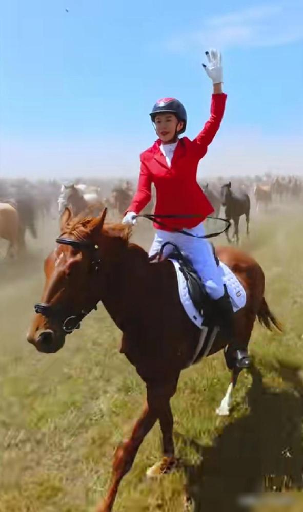仔细对比贺娇龙和于适一起骑马视频，才知道什么叫专业。天马节邀请演员于适来做宣传，