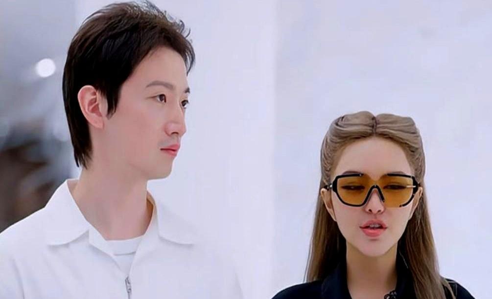 好利来大公子罗昊，最近画风突变。以前那个低调的商界精英，现在长卷发、小香风外