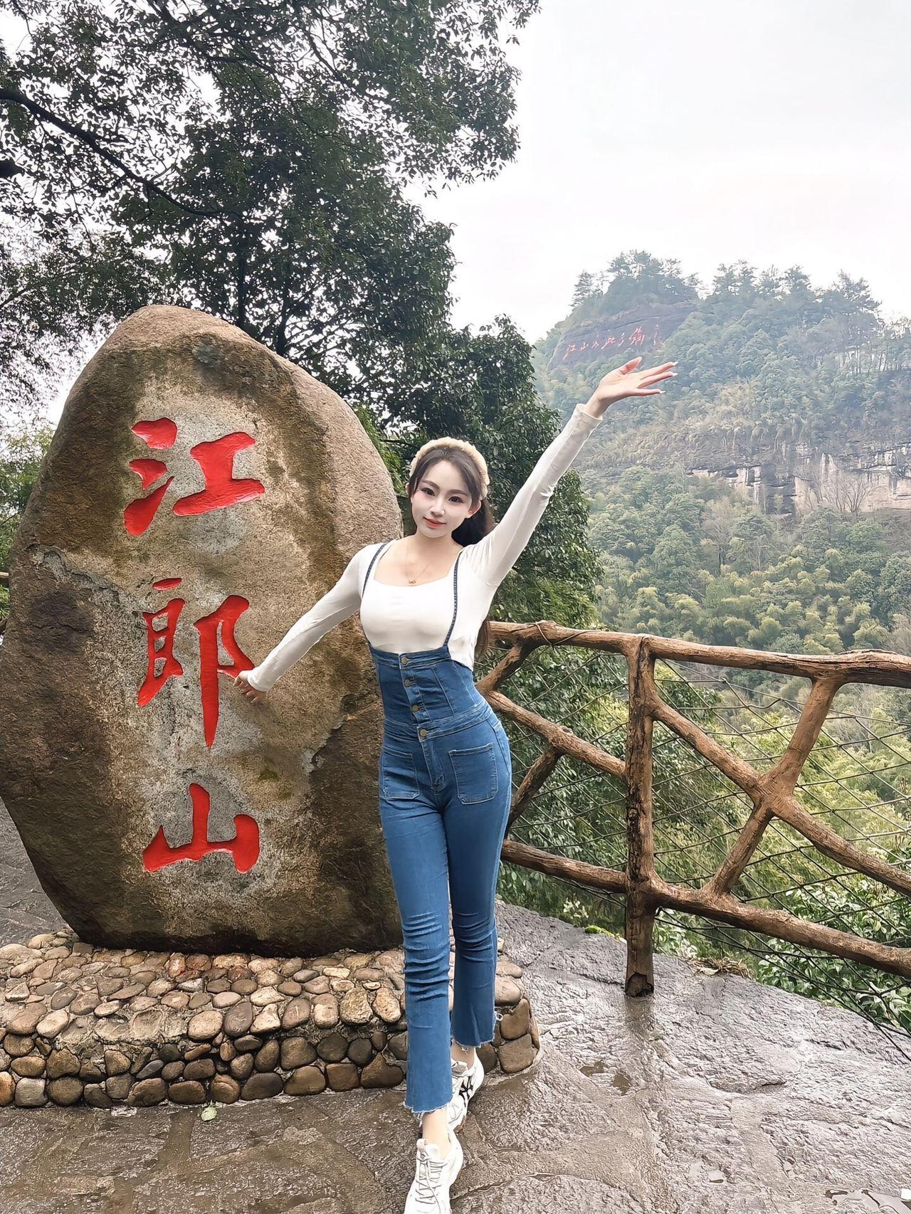 穿紧身牛仔背带裤爬山的妹妹，真是山顶的一道风景！牛仔裤爬山牛仔背带裤女款背带