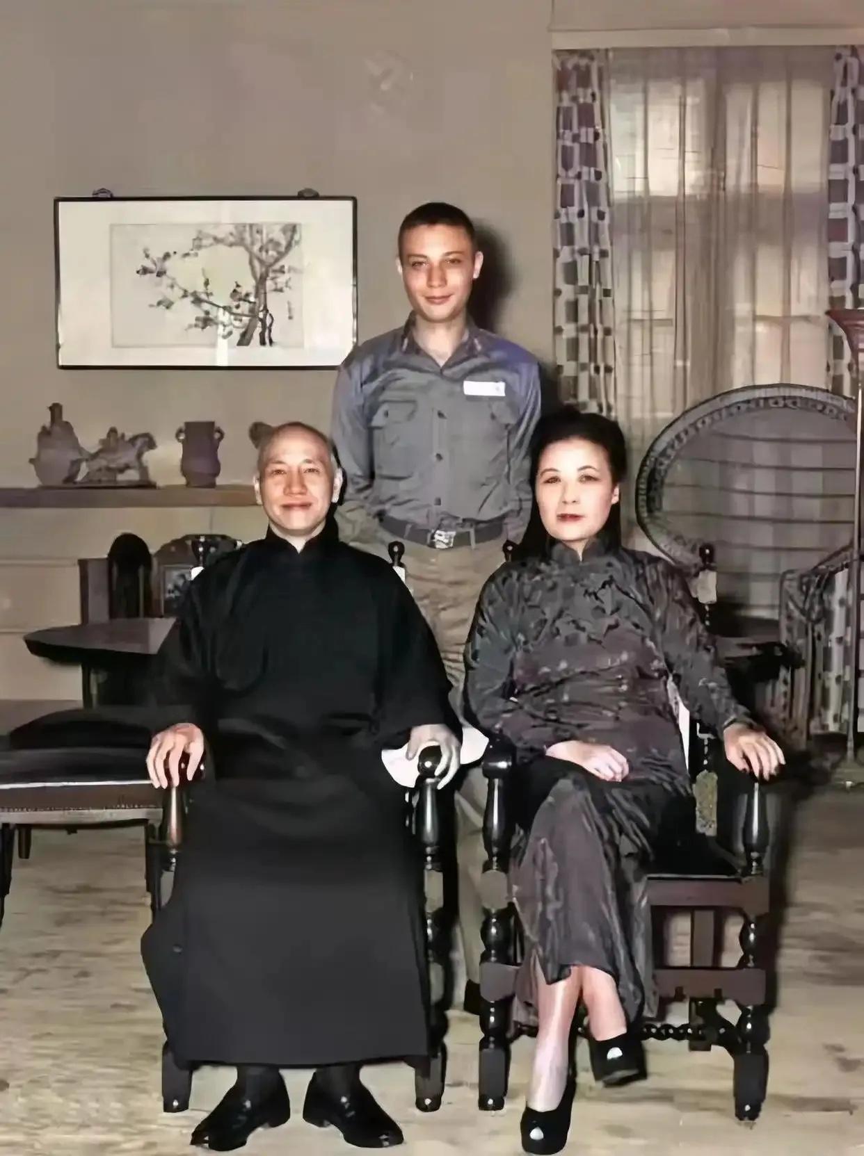 1955年，20岁的蒋孝文在官邸与祖父和祖母的一张合影，作为家中的长孙，他一直是