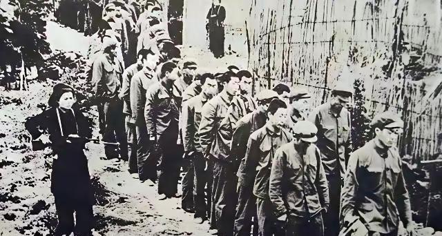 1979年战俘交换，二百余名战士归国。刚跨过边境，许世友下令：连长、指导员移交军