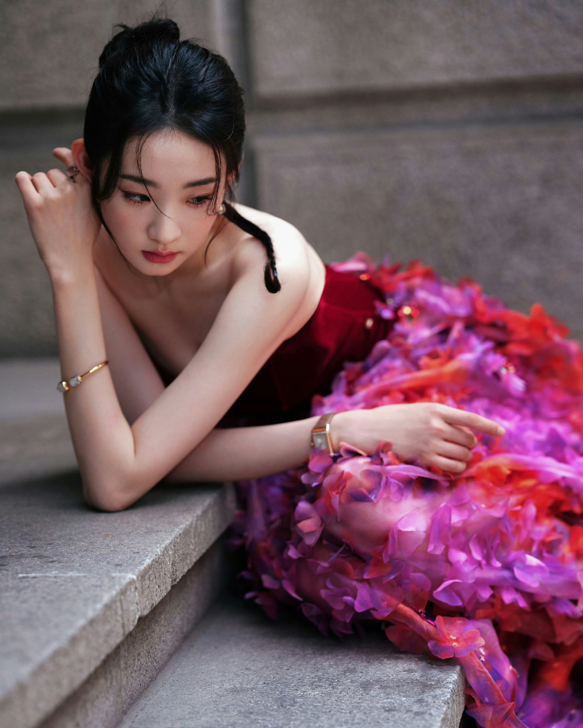 张艺凡，红色花瓣裙大长腿，这少女气质真吸睛。张艺凡