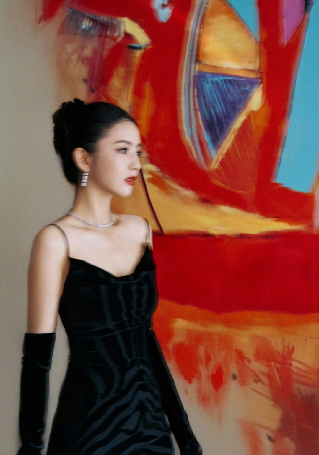 佟丽娅这黑裙造型是腰精本精吧！佟丽娅黑裙一整个优雅住了