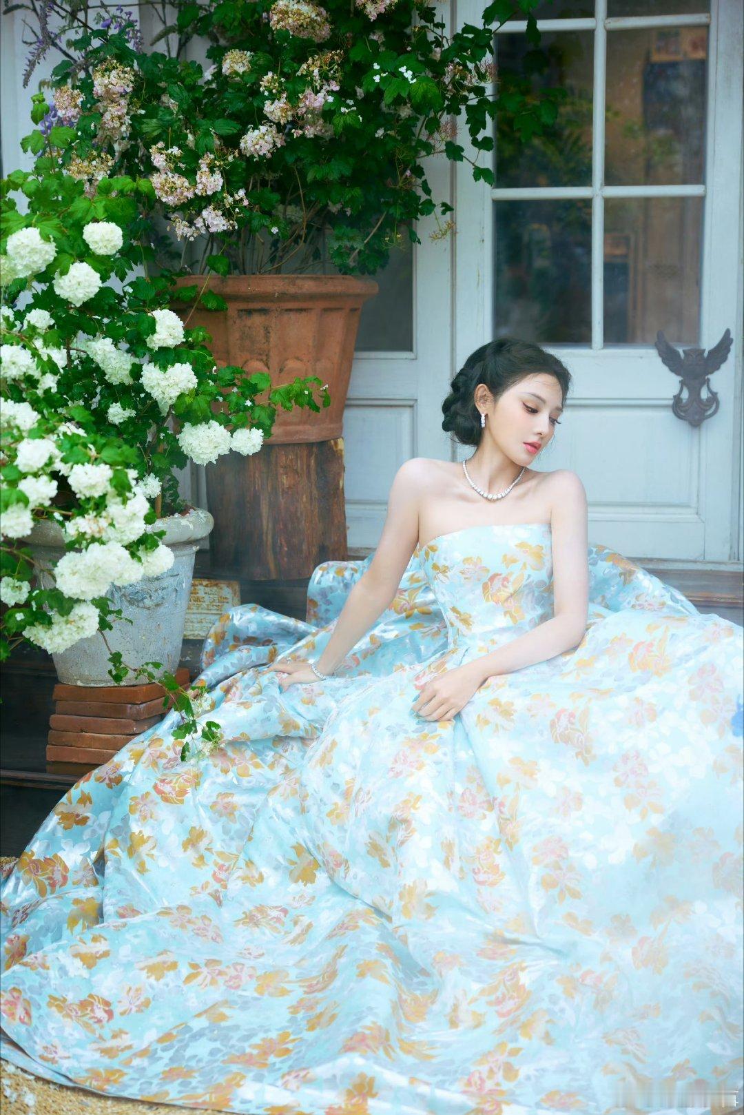 彭小苒抹胸伞裙彭小苒北影节红毯造型北影节红毯最佳预定！彭小苒抹胸伞裙造型精致大气