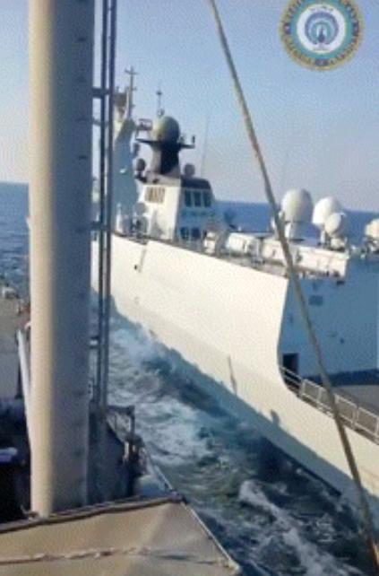 菲律宾公布的最新画面显示，我海军054A型导弹护卫舰高速逼近菲律宾“本格特”号