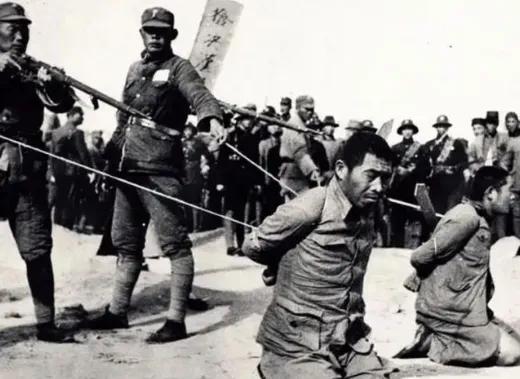1946年8月，上海江湾刑场，枪声响了。大汉奸万里浪应声倒地，血溅了一身。他老婆