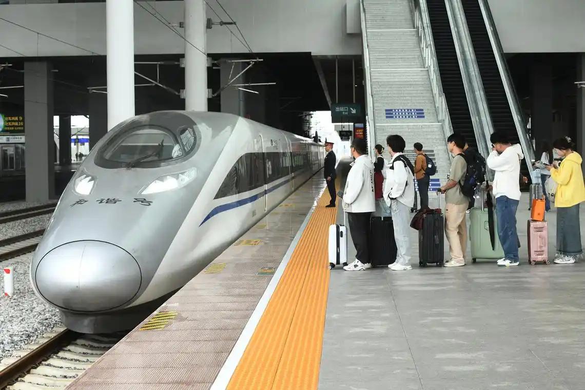 高铁上闹事的人，怎么越来越多了？事儿不大：G735次列车，北京南开往上海虹桥，