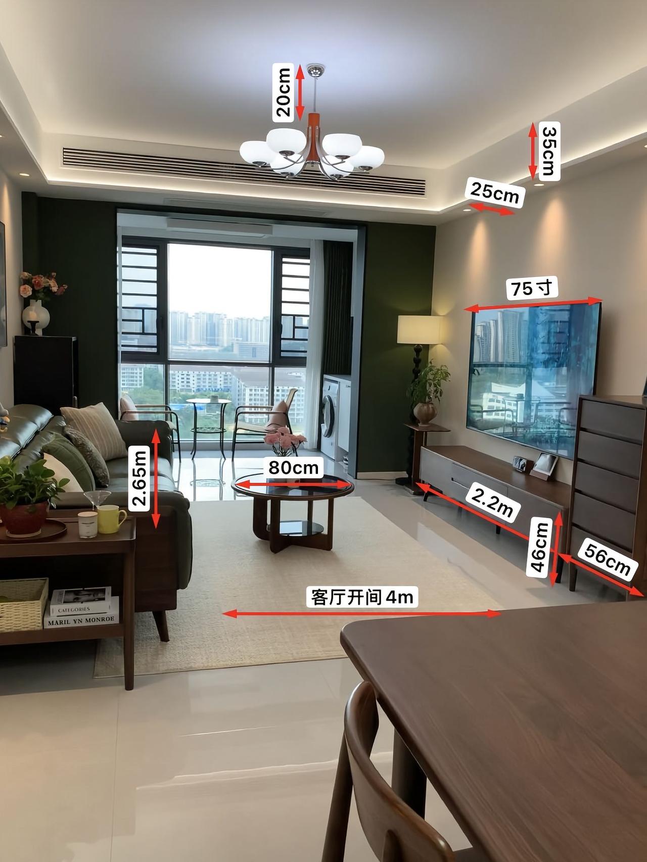 这是我在小县城的幸福小家~这是一间现代风格的客厅,开间4米,布局规整且细节考究