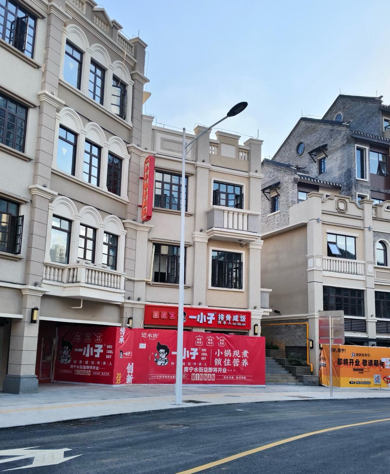 南宁三街两巷和水街即将在12月31日盛大开街啦！现在不少商家都在紧锣密鼓地装修呢