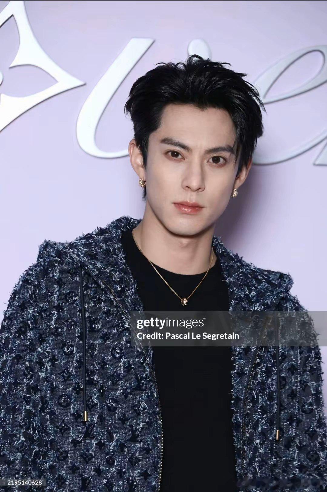 什么叫墙倒众人推，王鹤棣就是一个典型例子，他因为一句不舒服文学，瞬间被众人踩进泥
