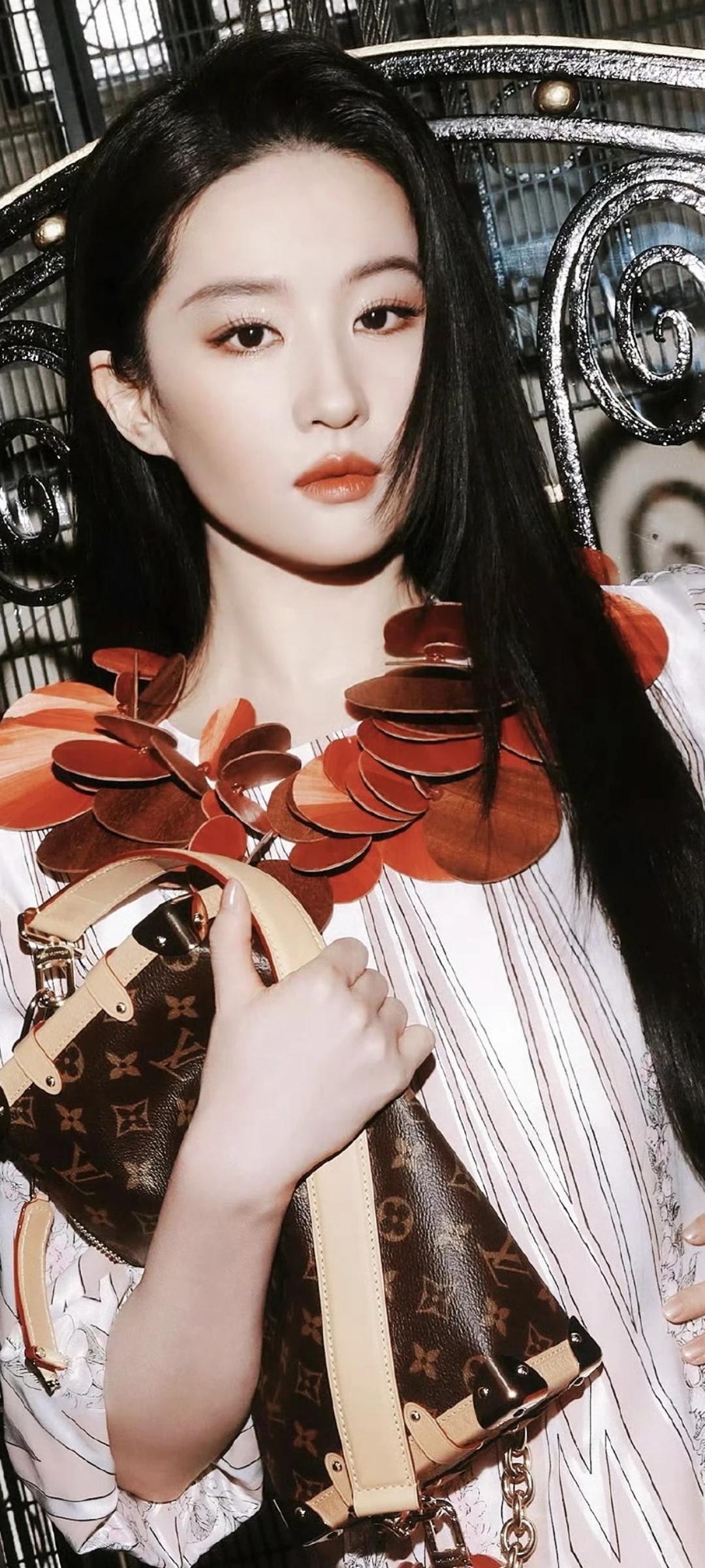 刘亦菲看秀造型～“黑栅格衬着柔纱裙，枫叶般的装饰落满肩头，秀场的精致被她揉成了自