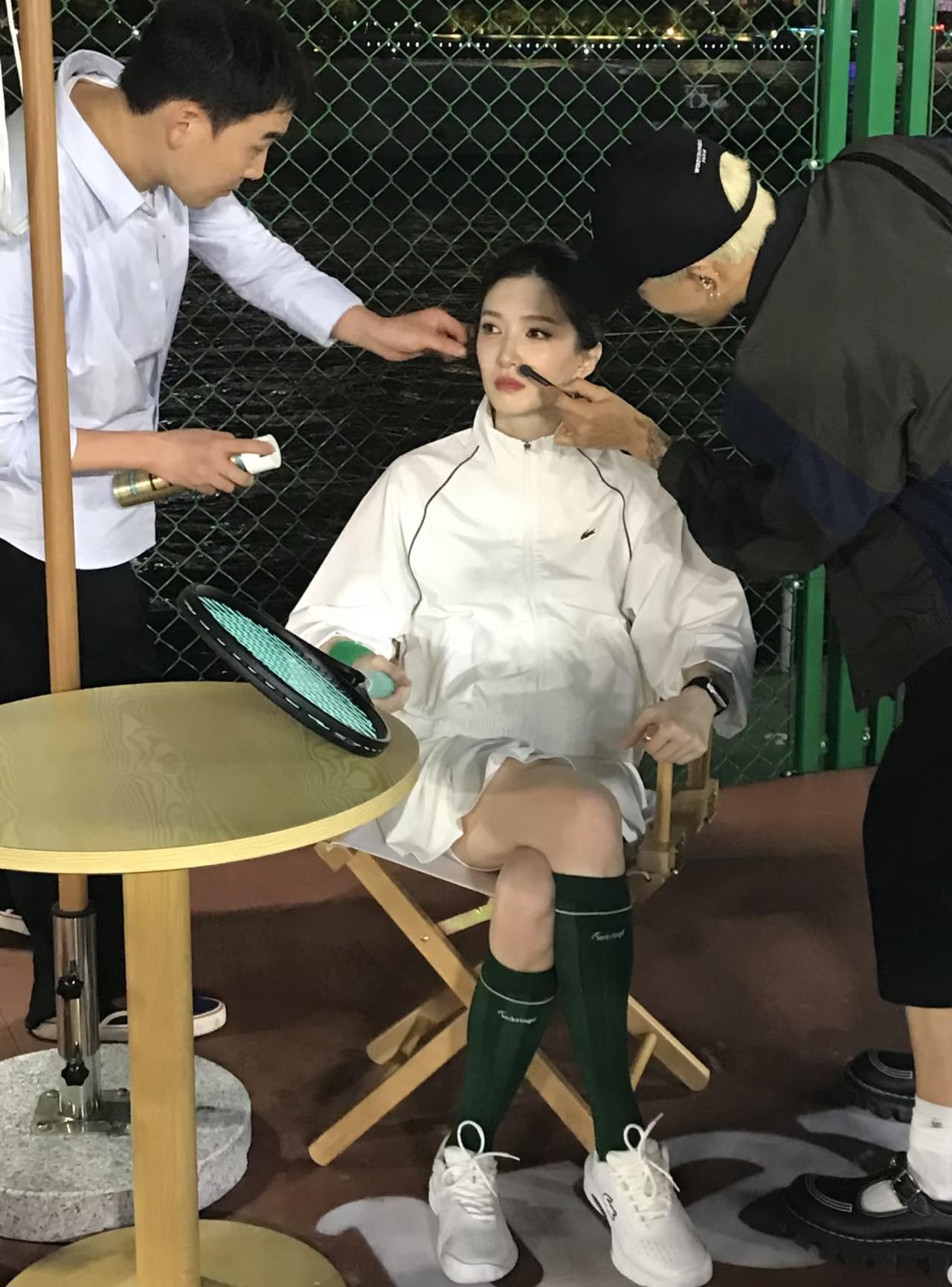 江疏影本人好高冷，拍线下宣传照翘着二郎腿板着脸，也不是啥一线大牌，两个化妆师在帮