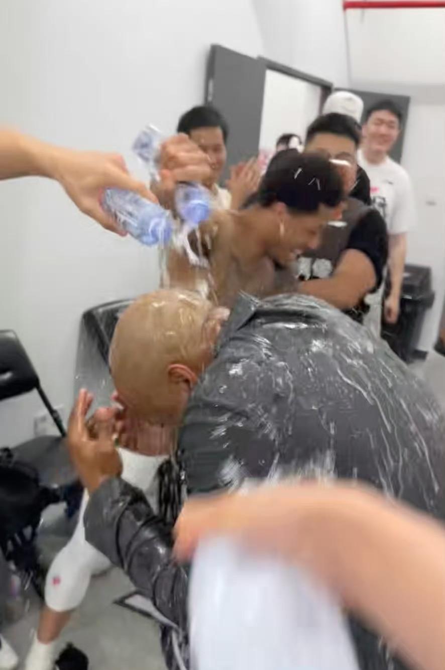 搞笑一幕，深圳大外援赛后跑到龙狮阵营中，被贺希宁一把拽回来，比赛一整场还没搞清队