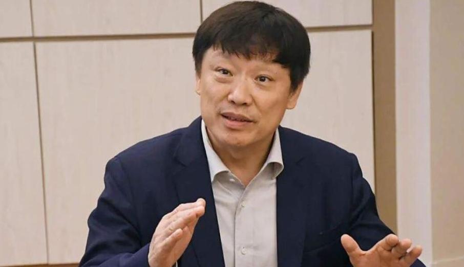 胡锡进提出，如果英语被调成副科，处境最不利的其实是经济条件一般的家庭，因为家境宽
