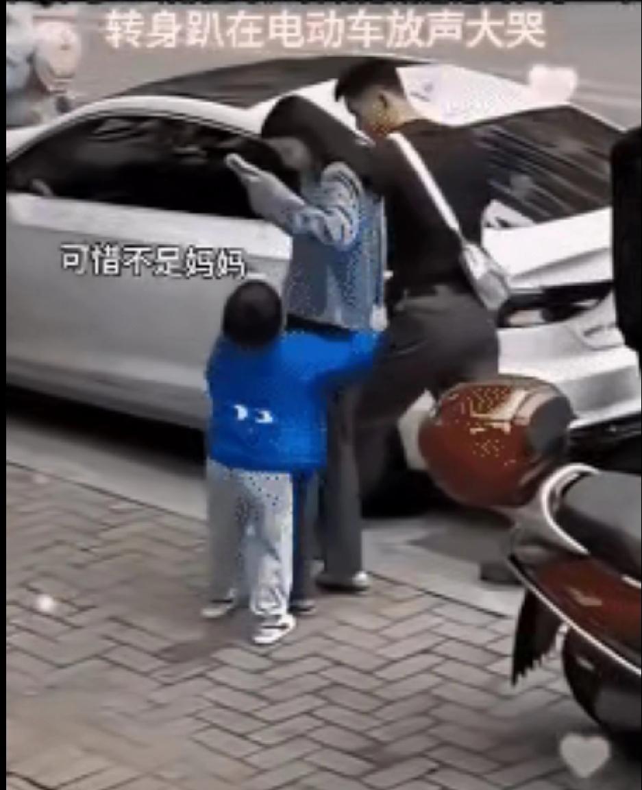 这一幕真的看一次破防一次！蓝衣服小男孩猛地冲向那个背影，双臂紧紧抱住女子腰肢，脆