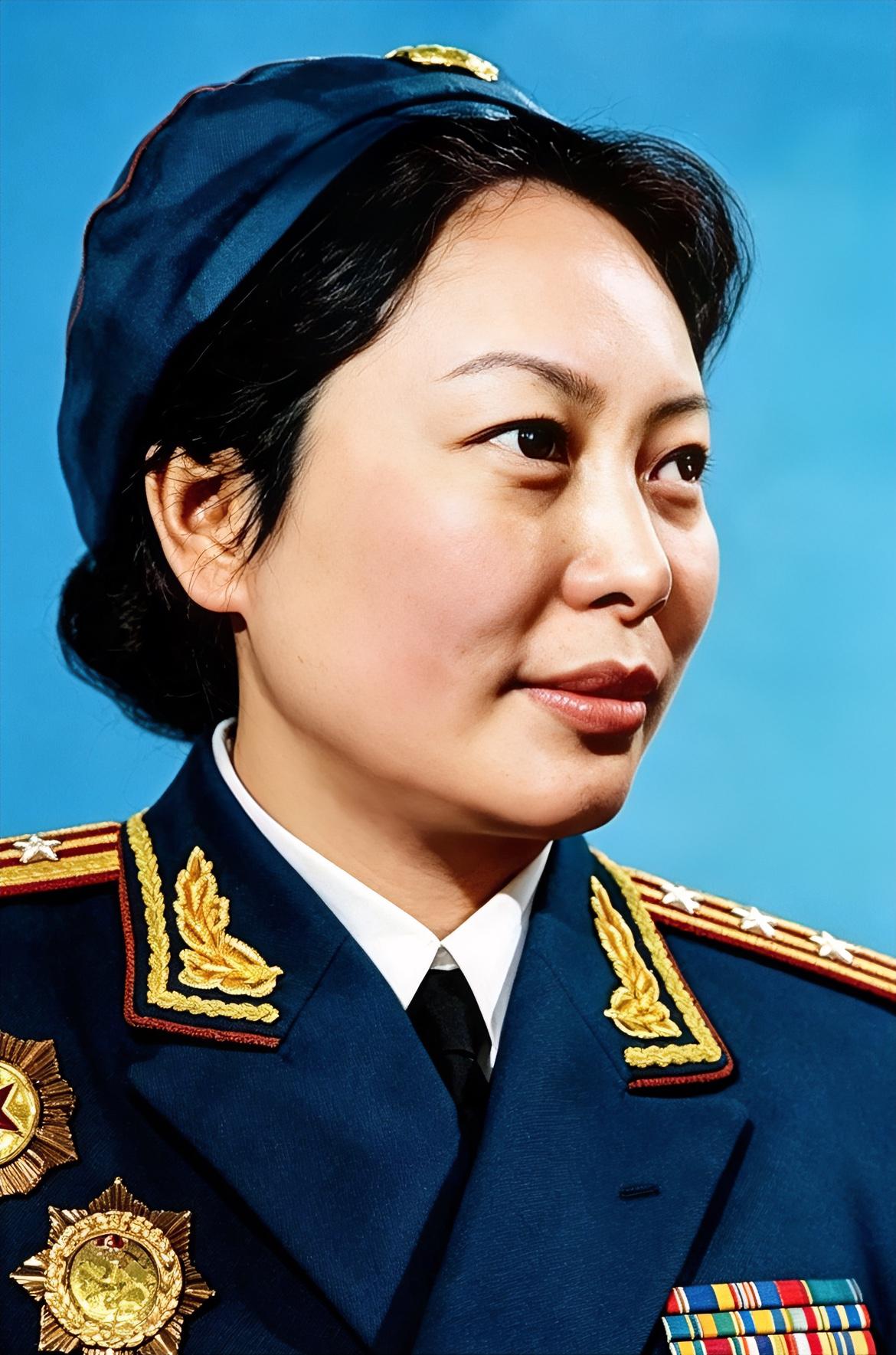她9岁参加红军，是长征路上最小的女红军，丈夫是最年轻的开国上将，她就是王新兰。