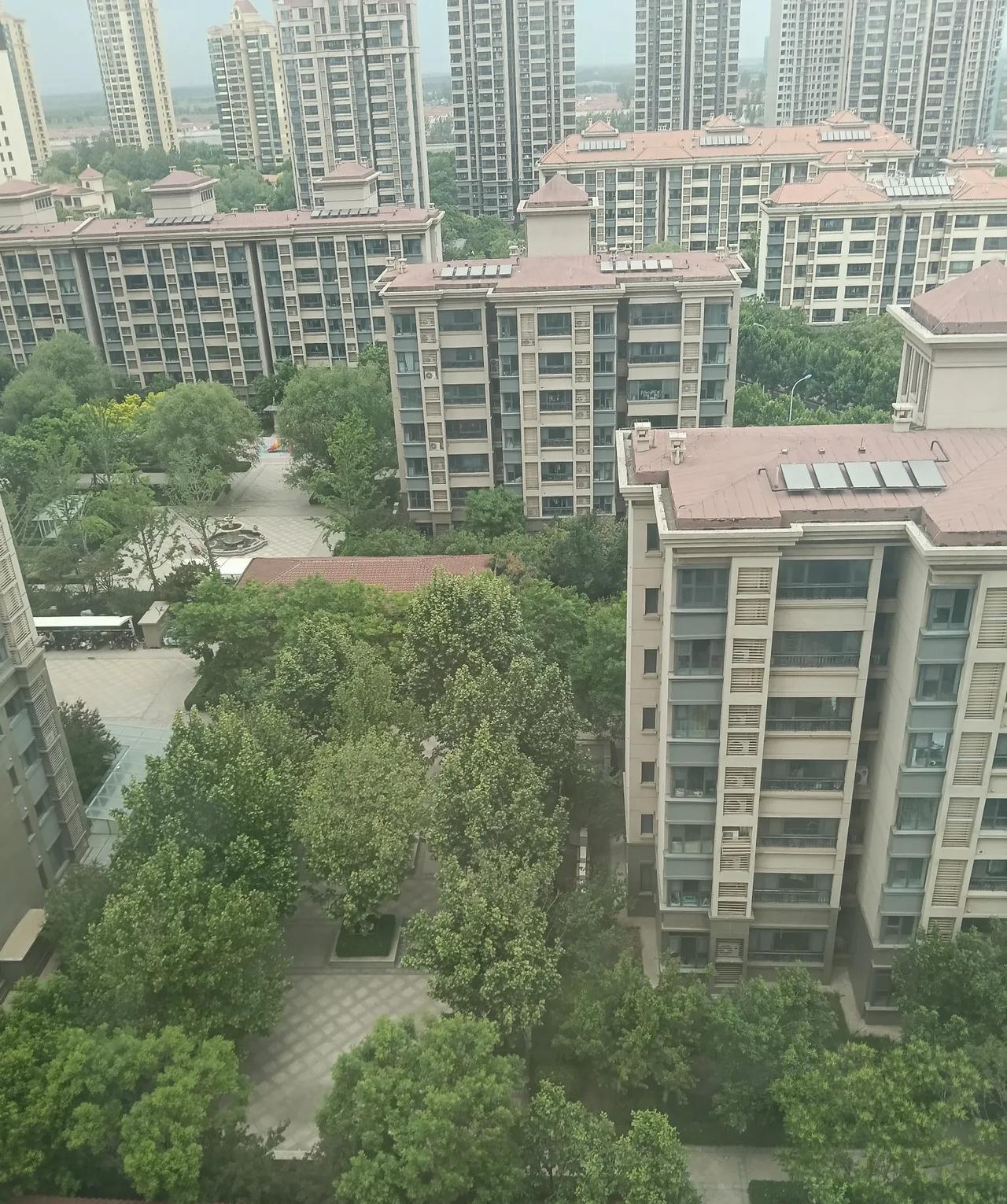 从心理上，我变得焦虑又自卑，每天都很压抑。人际关系也一塌糊涂，原本的朋友开始疏远