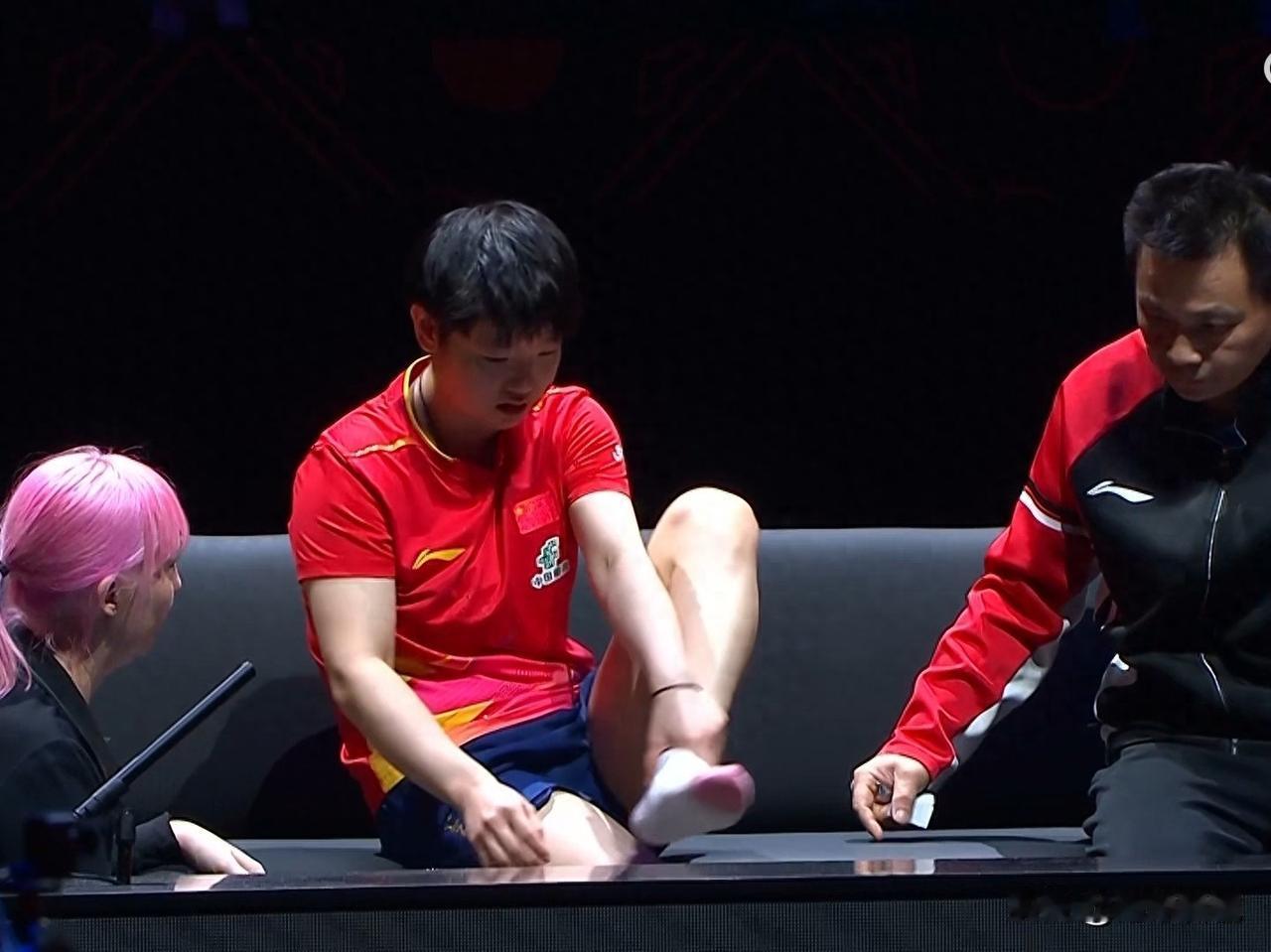 等会混双怎么打？在刚结束的比赛中，孙颖莎中途脚踝受伤，经过简单处理后仍无法坚持