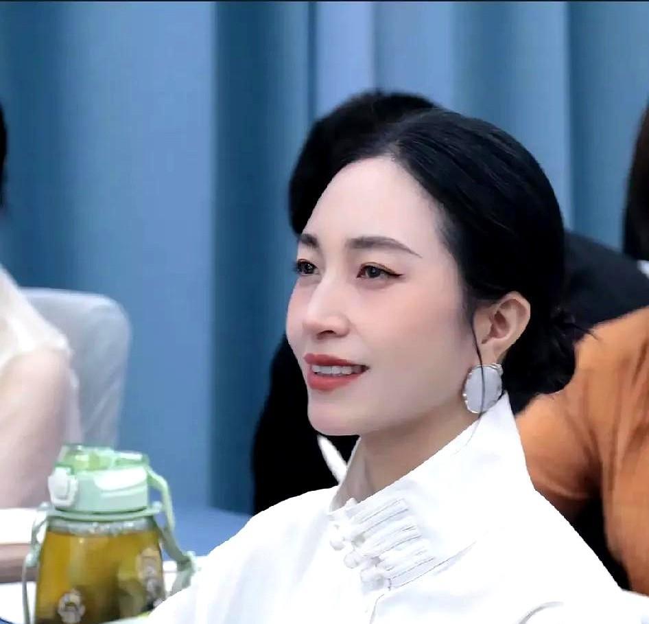 龙潭被救的孙女士，以实际行动让质疑者闭嘴！有网友指责，人家郑大哥救你一命，你只