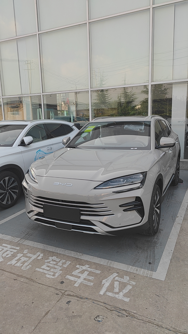 提车第一天感受今天提车了，150次顶配！4儿子店服务非常好，算了一下落地一共1