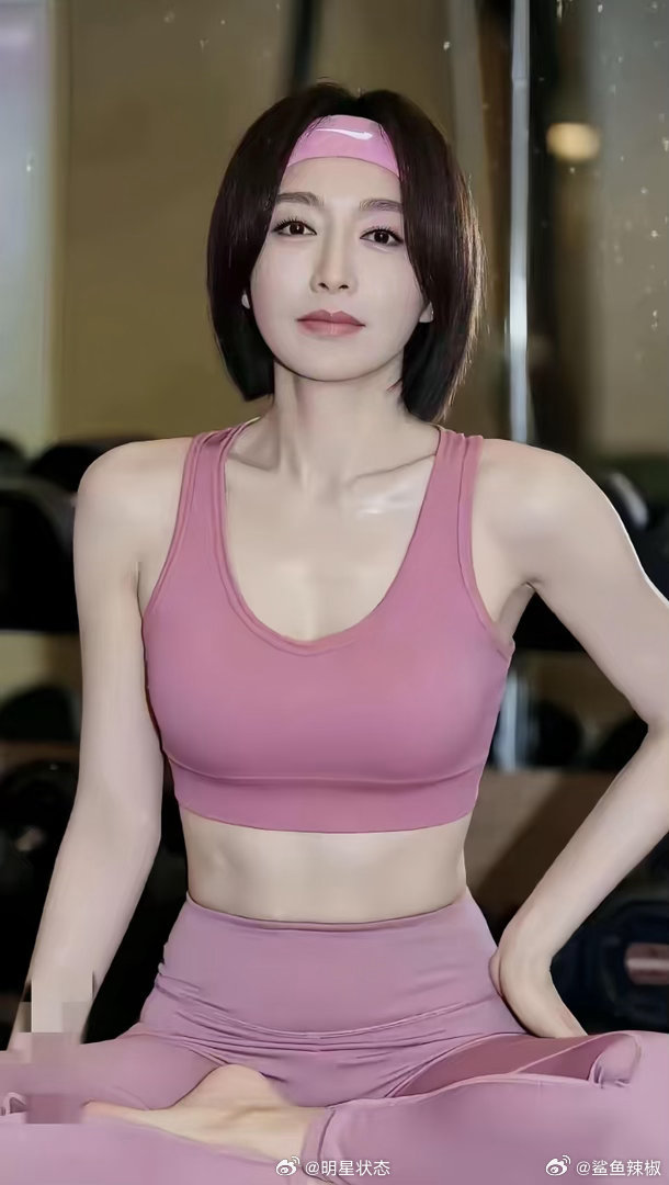 秦岚腿上怎么油得反光