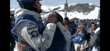 谷爱凌夺冠后，母亲把她抱在怀里，这是给予她最大的祝贺，也是最温暖的激励，谷爱凌之