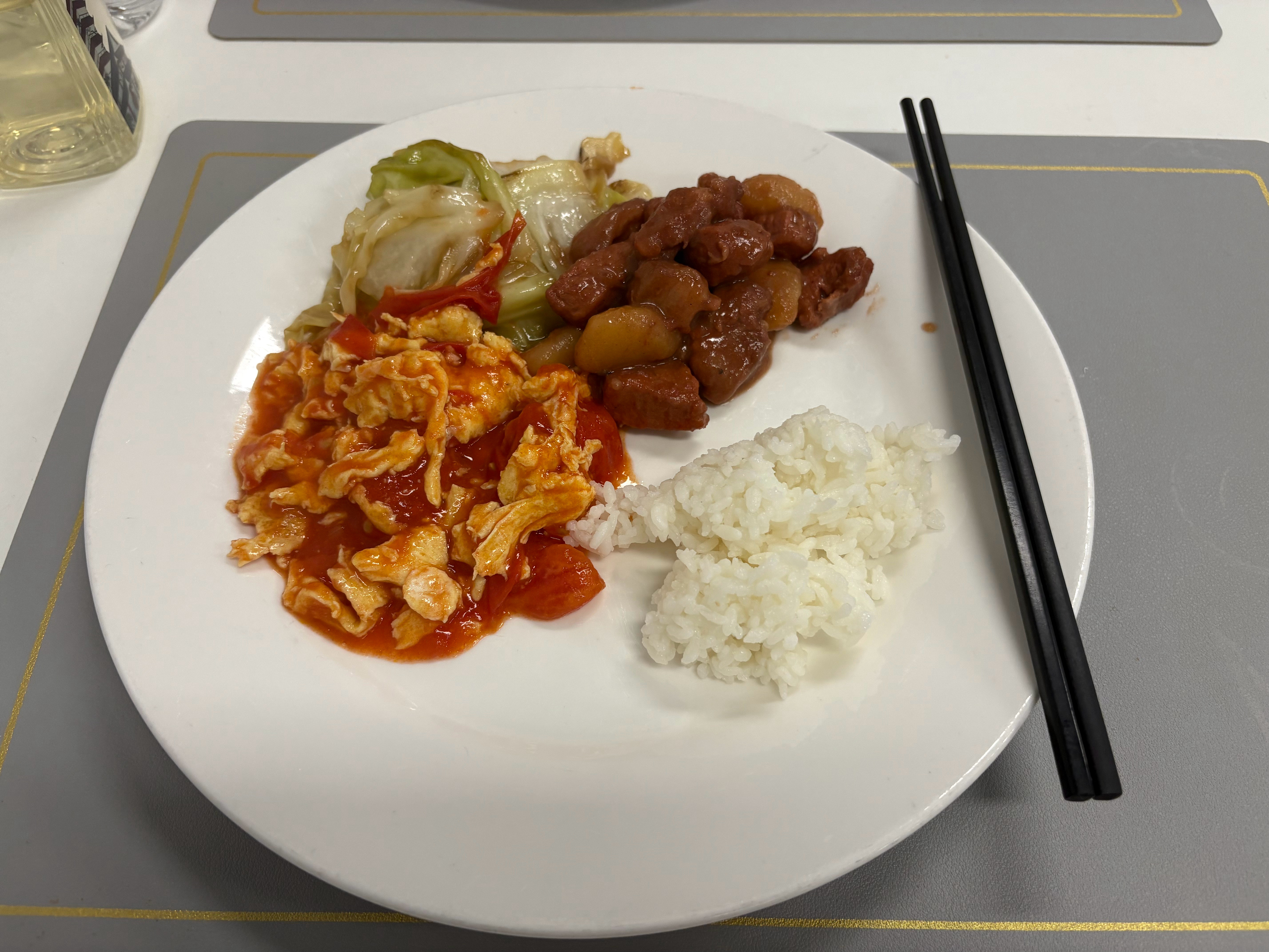 我在干什么？我在小鹏门店蹭饭。[笑着哭]图2是因为红烧肉太好吃，又盛了一份。小
