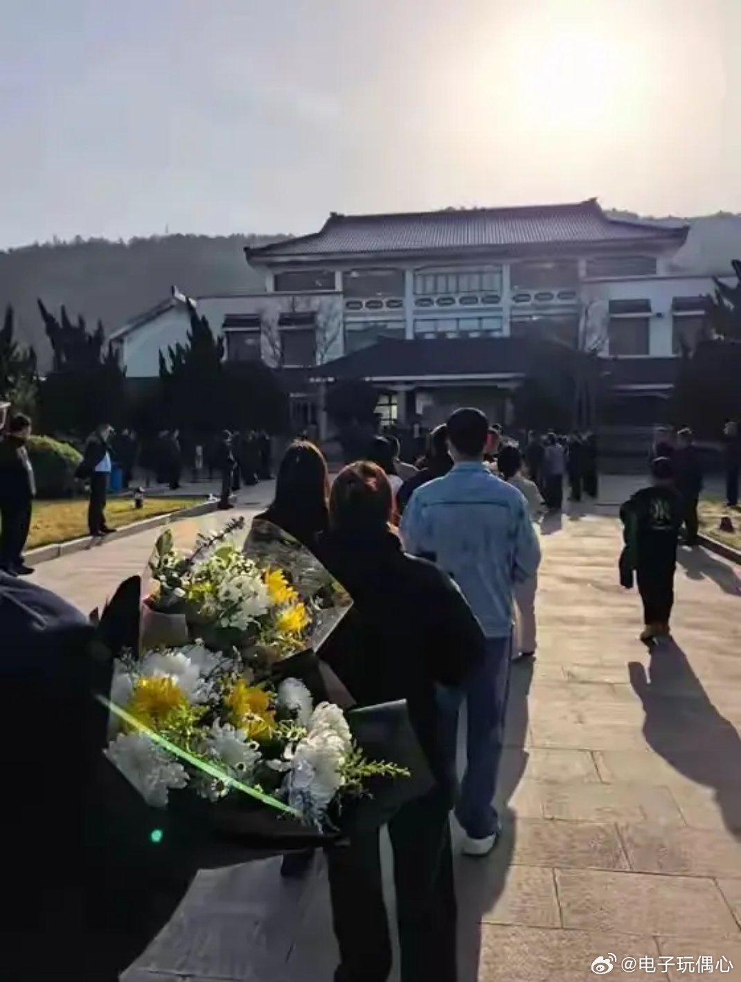 张雪峰葬礼现场，排了几公里，汪涵李阳送别，妈妈痛哭女儿未现身