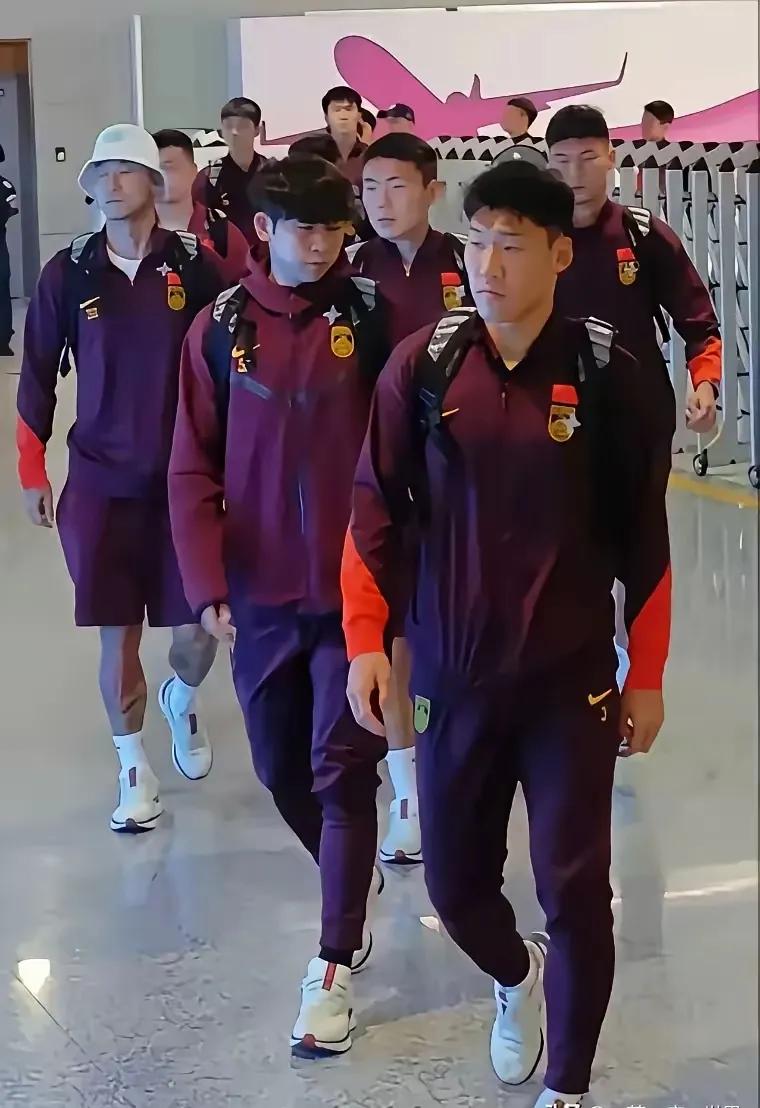 你敢信吗？中国男足刚下飞机，机场秒变“吐槽大会”现场！乌泱泱的球迷举着牌子堵在出