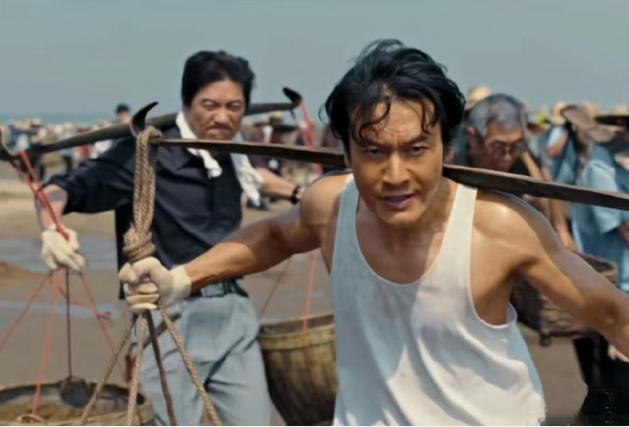 今天看见一个好笑的有网友说因为黄晓明可能看不下去《小城大事》了，因为黄晓明太油