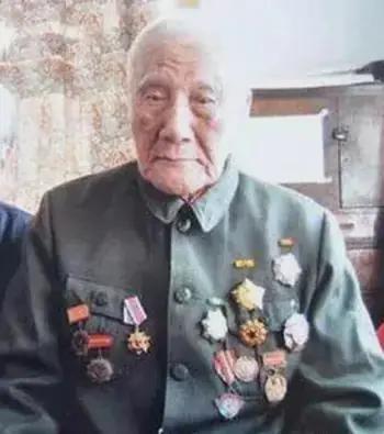 1940年延安，毛主席去食堂时，一个人拎着木棍朝毛主席后脑勺砸去，千钧一发之际，