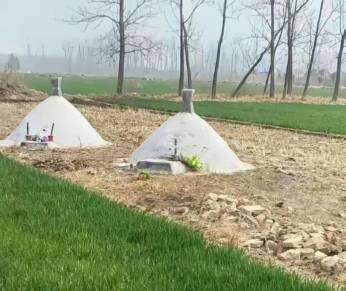 给祖宗垒这种坟，看这架势，几辈子都不想翻身吗？本是普普通通一坟丘，被这25标水