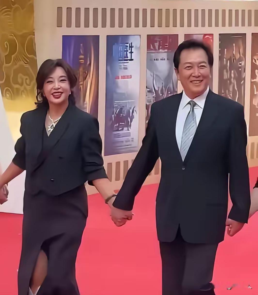年过古稀的刘晓庆和唐国强再次走红毯，刘晓庆虽然老了，但是气质依旧不减当年。网友：