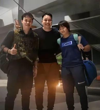 全红婵回省队养伤，她背双肩包和师兄谢思埸在一起，成年后的她脸变圆润长高了，精神状