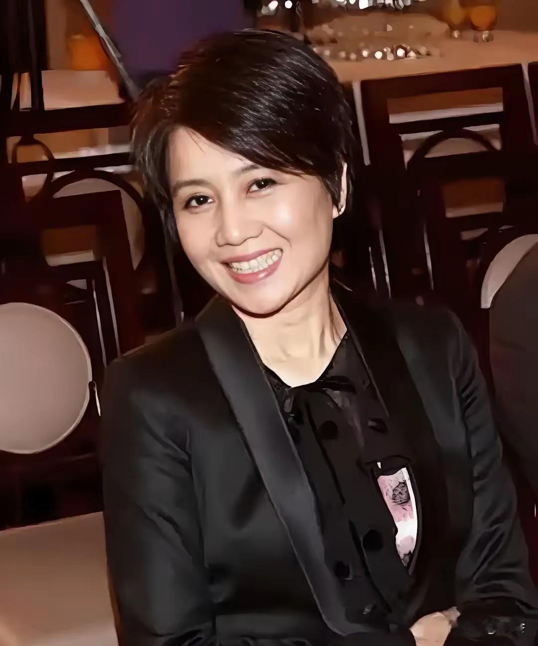 梁安琪这辈子，就四个字：自己挣的。29岁面对赌王求婚，她不要珠宝宠爱，要的是经