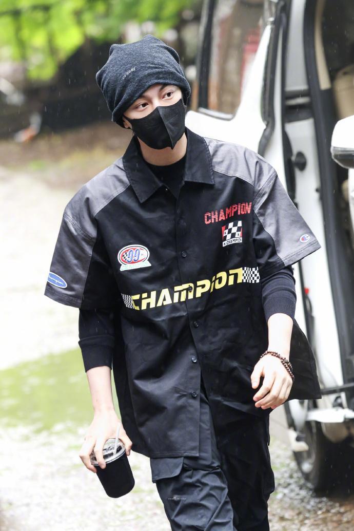 丁禹兮世界上帽子最多的男人丁禹兮的衣柜有多少个帽子帽子控狂喜！丁禹兮私服把各种