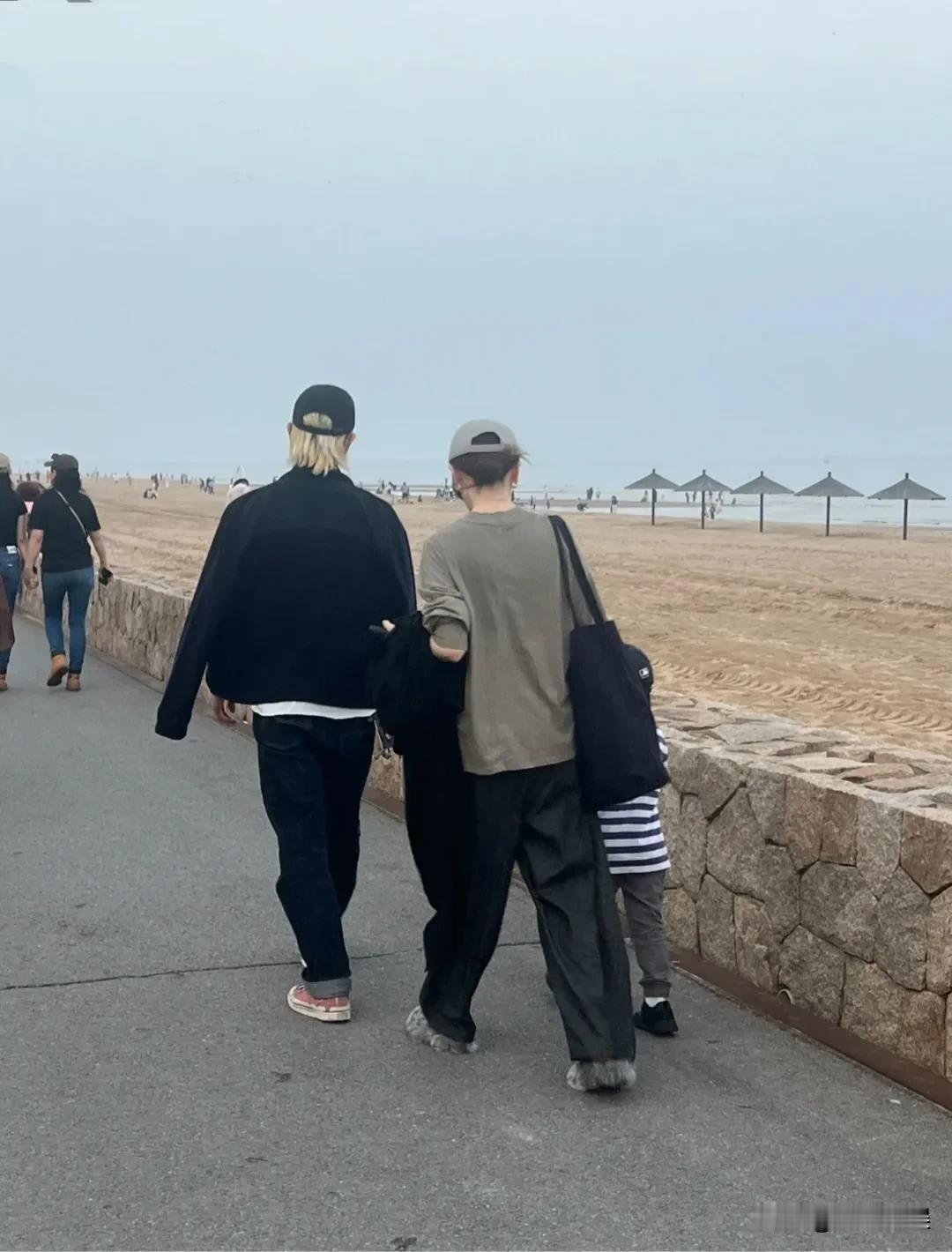戚薇，李承铉带着儿子现身阿那亚，她儿子这么大了呀，身高已经来到妈妈腰部了。戚薇
