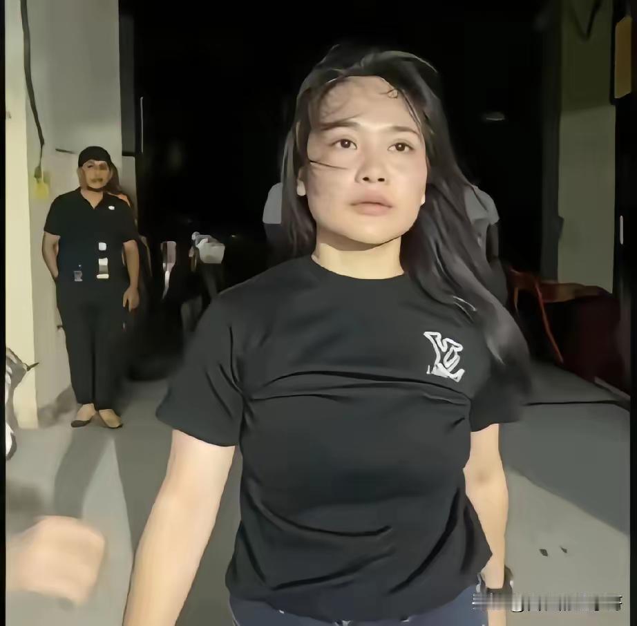 这柬埔寨的警方警惕性太差了吧，囚犯旁边还能靠近人，没有一点警惕性。人家越南女子