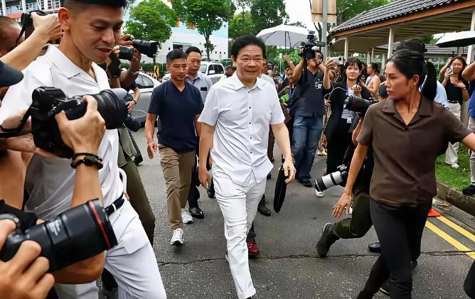 新加坡总理黄循财说，“世界上没有国家能取代美国。”这话除了狗仗人势，跪舔以外